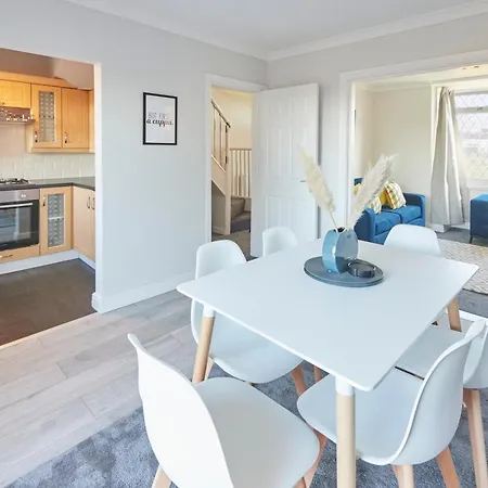 Host & - Armitage Road *